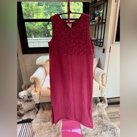 better than basic Dresses & Skirts - Elegant Sleeveless Midi Dress in Berry size PL